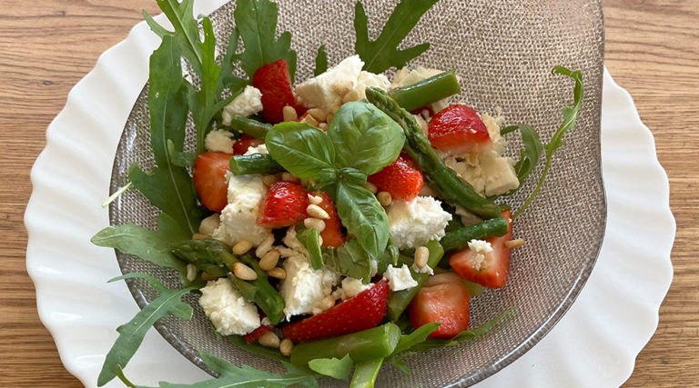 Erdbeer-Spargel-Salat mit Feta und Pinienkernen